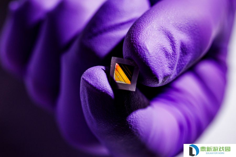 MIT 工程师研发出 10nm 新型电子“皮肤”，可使夜视眼镜更轻便