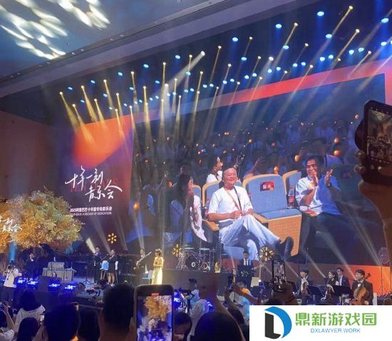 马云现身阿里音乐会，挥手致意引发全场热烈掌声